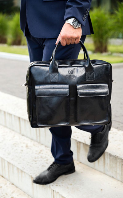 Co powinna posiadać idealna torba męska do pracy?