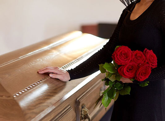 Dlaczego warto stawiać na lokalne zakłady pogrzebowe