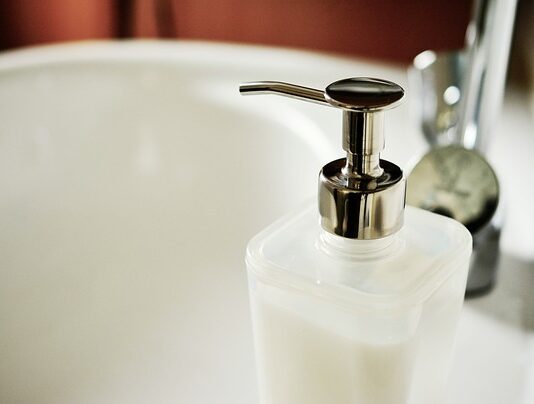 Czy z mydła w kostce można zrobić mydło w płynie?